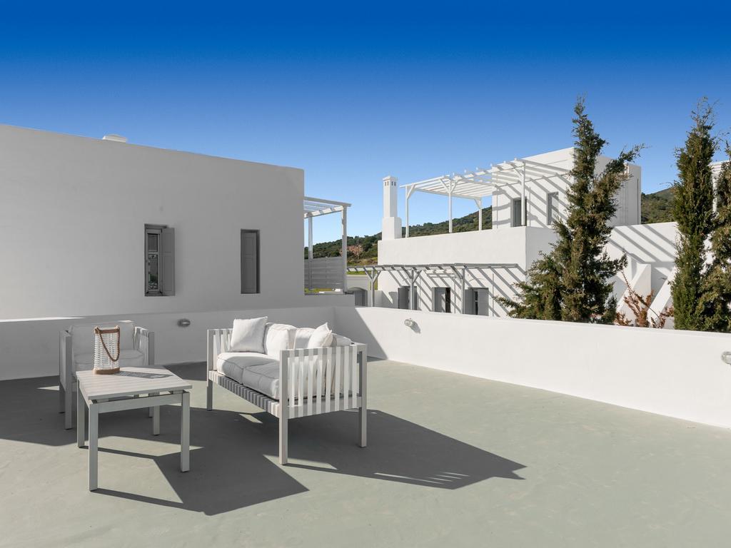 Vila White Village Lakhania